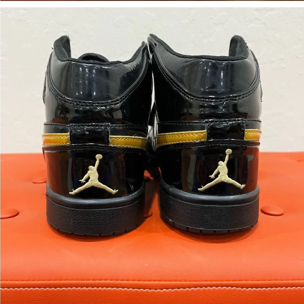 Retro Jordan 1s ‘Metallic Gold’ (08) - Picture 2 of 4